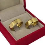 Par Aliança Casamento Chanfrada 7mm Aço Banhada + Solitário