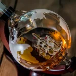 Conjunto De Decantador De Uísque Globe Com 2 Copos Gravados