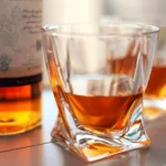 Decanter Whisky Conjunto Garrafa Com 2 Copos Caixa Madeira