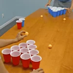 Jogo Beer Pong 12 Copos 500ml E 2 Bolinhas Cerveja Pong Cor Colorido