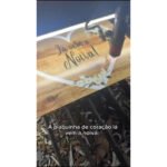 Plaquinha De Casamento Lá Vem A Noiva Coração Adesivada