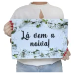 Plaquinha De Casamento Noiva Flores Brancas Lá Vem A Noiva