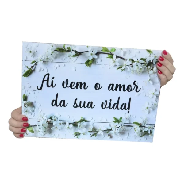 Plaquinha De Casamento Noiva Flores Brancas Aí Vem O Amor