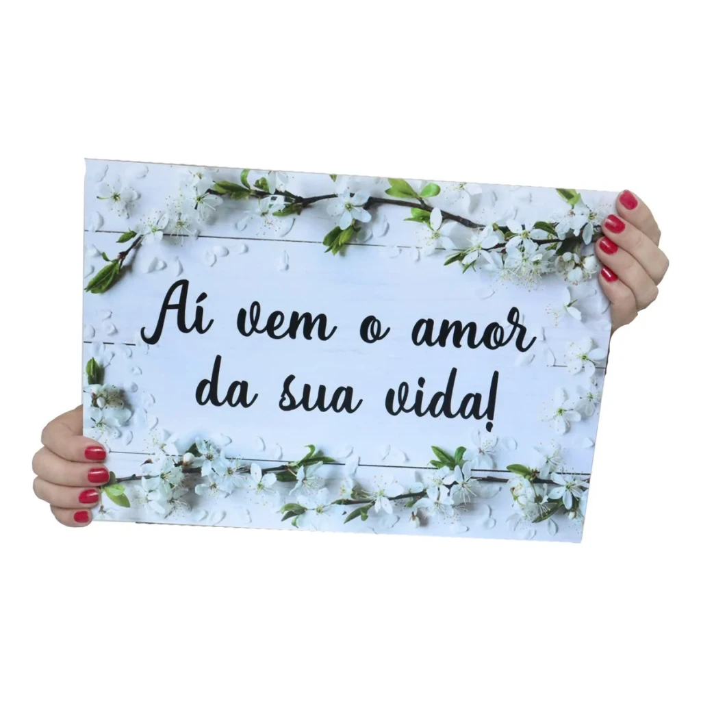 Plaquinha De Casamento Noiva Flores Brancas Aí Vem O Amor Plaquinha De Casamento Noiva Flores Brancas Aí Vem O Amor