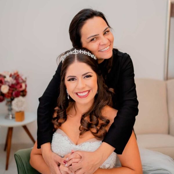 Noiva sorrindo com assessora abraçando por trás, ensaio de casamento com assessoria e cerimonial em São Paulo