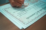 Assinando a certidão