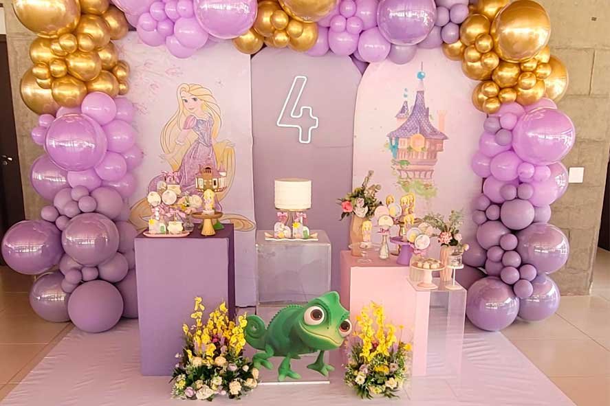 Pegue e monte personalizado com tema Rapunzel, arco de balões lilás e dourado e mesa decorada para aniversário infantil