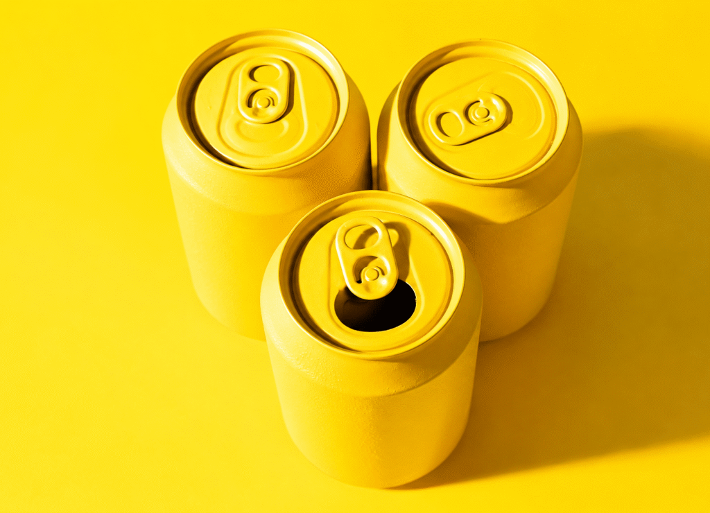 Três latas de cerveja